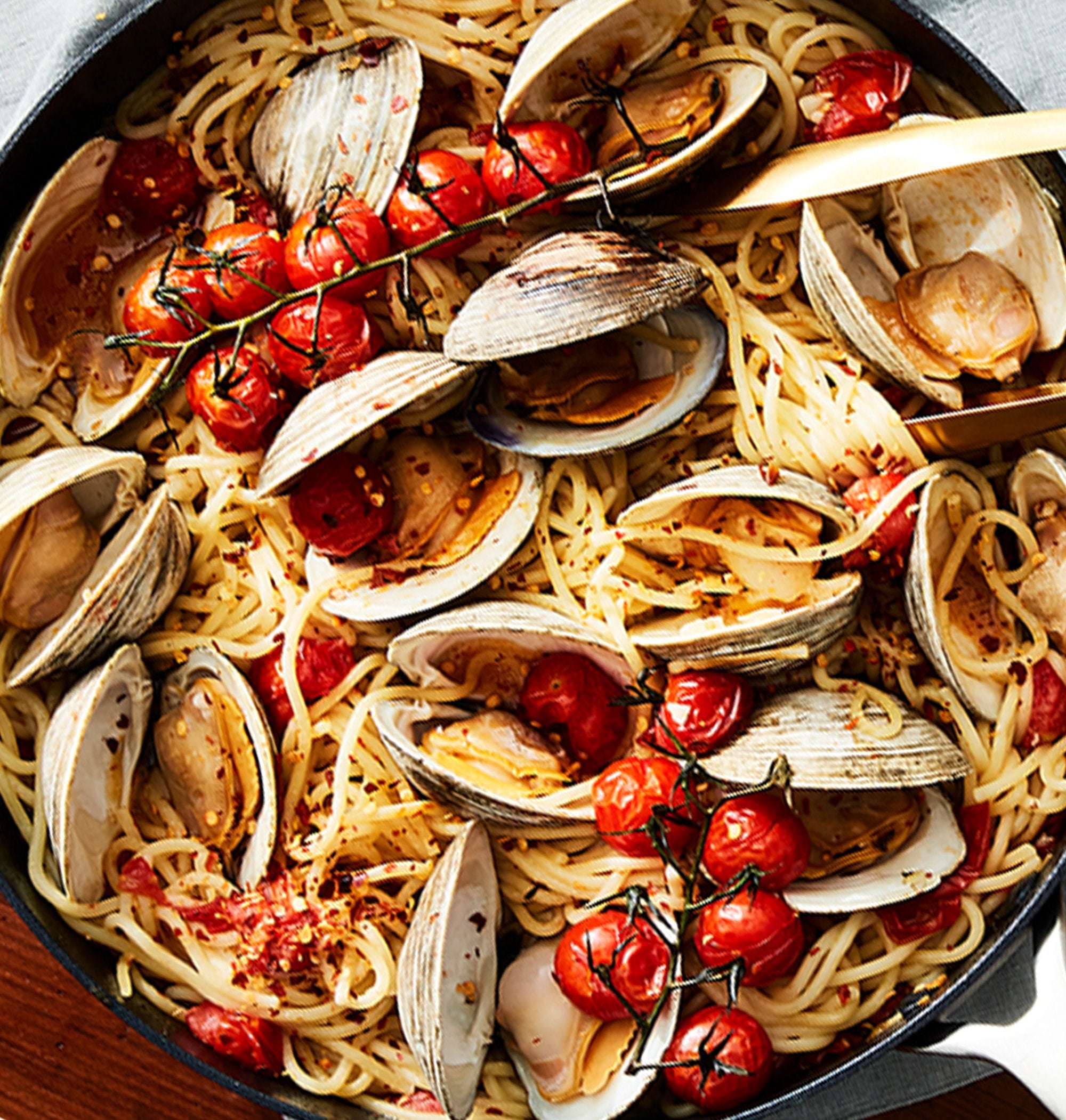 Spaghetti with Clams and Blistered Cherry Tomatoes | Healthy Ceramic Nonstick Cookware | GreenPan Ne