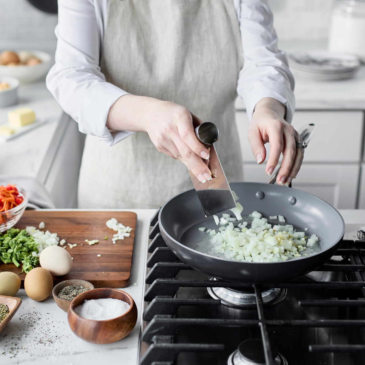 CC002453-001 - Valencia Pro FRYING PAN, DARK GREY - 28CM - Product Image 5