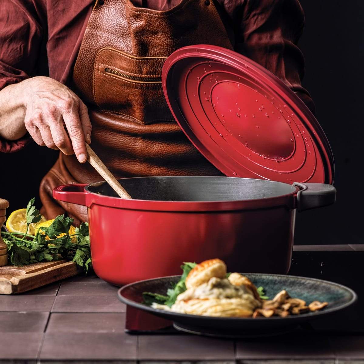 https://www.greenpan.co.nz/cdn/shop/products/CC005554-001-Featherweights-Casserole-with-Lid-Scarlet-Red-24cm_7.jpg?v=1650770941